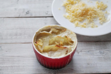 Рецепт - Картофельный гратен в духовке классический - Шаг 9 -  Выньте картофель из духовки, он должен быть уже мягким. Иногда его проваривают в сливках перед запеканием, чтобы он стал мягче - это зависит от выбранного сорта картофеля.