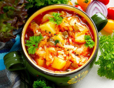 Рассольник с маринованными огурцами рисом и капустой