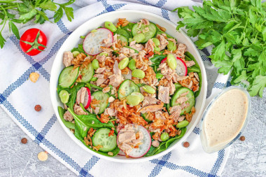 Азиатский салат с эдамаме хрустящим рисом и тунцом