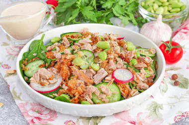 Азиатский салат с эдамаме хрустящим рисом и тунцом