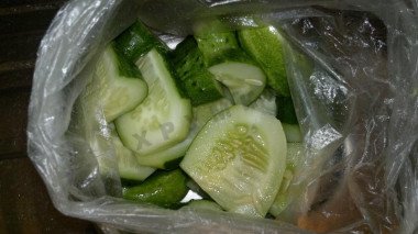 Рецепт - Быстрые малосольные огурцы в пакете с солью - Шаг 1 - Берем пакет и в него режем огурцы как нам нравится.Я резала огурец на 4 части.