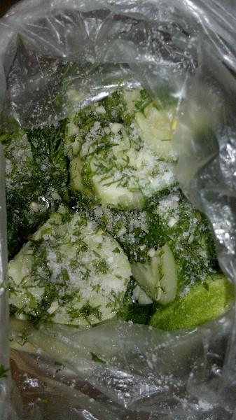 Рецепт - Быстрые малосольные огурцы в пакете с солью - Шаг 2 -  Режем пучок укропа,чеснок режем мелко,солим много