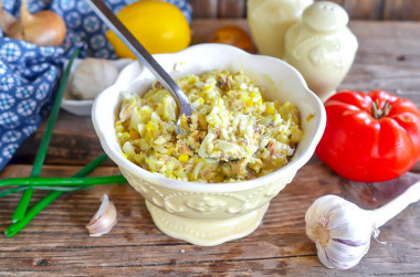 Салат из сайры консервированной с яйцом и рисом