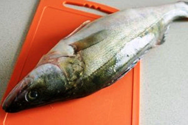 Рецепт - Судак с луком и морской солью - Шаг 1 - Снять чешую, выпотрошить, помыть и дать полностью обсохнуть. Затем по бокам следует сделать равные поперечные надрезы на расстоянии сантиметра- полутора друг от друга.