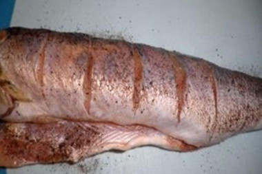 Рецепт - Судак с луком и морской солью - Шаг 2 -  Изнутри и снаружи тушка натирается смесью перцев и морской солью и далее ее оставить солиться на 20 минут. За это время необходимо подготовить овощи.