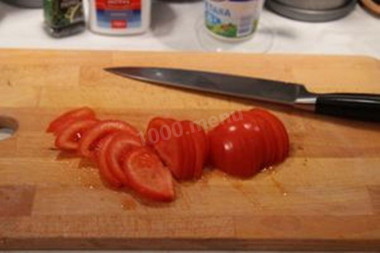 Рецепт - Судак с луком и морской солью - Шаг 3 -  Томат следует вымыть и порезать на достаточно тонкие пластинки.