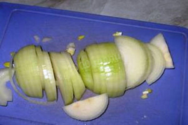 Рецепт - Судак с луком и морской солью - Шаг 4 -  Лук очистить и нашинковать тонкими полукольцами.