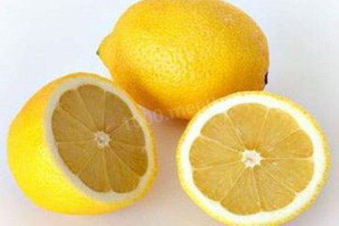 Рецепт - Судак с луком и морской солью - Шаг 5 -  Разрезать лимон поперек на равные части.