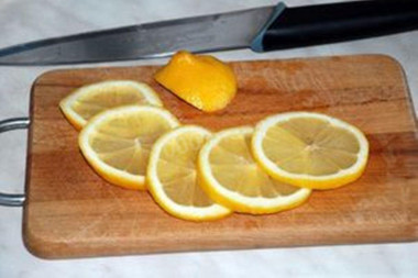 Рецепт - Судак с луком и морской солью - Шаг 6 -  Одну половину отложить, другую же нарезать на тонкие кольца.