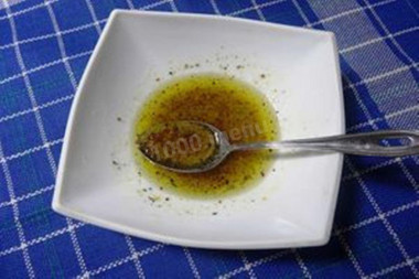 Рецепт - Судак с луком и морской солью - Шаг 7 -  В небольшой мисочке необходимо смешать горчицу и фреш, выдавленный из оставшейся половины лимона.