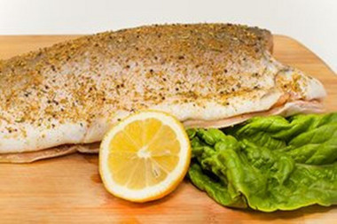 Рецепт - Судак с луком и морской солью - Шаг 8 -  Щедро промазать соусом тушку.