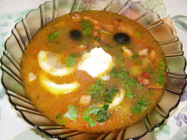 Солянка из куриных грудок на огуречном рассоле