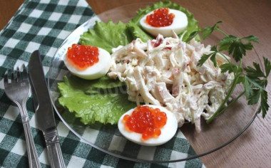 Салат с капустой, кальмарами и крабовыми палочками