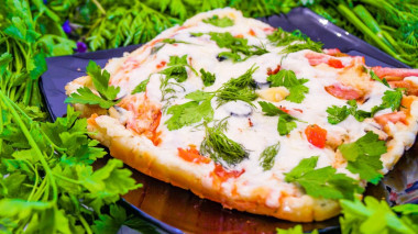 Пицца на сковороде с колбасой и сыром быстрая