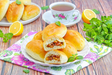 Пирожки с изюмом в духовке