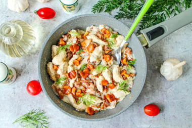 Курица с лисичками в сливочном соусе на сковороде