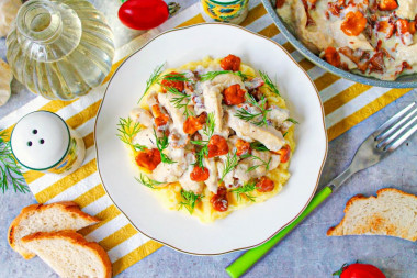 Курица с лисичками в сливочном соусе на сковороде