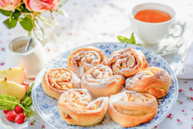 Булочки из слоеного теста с яблоками