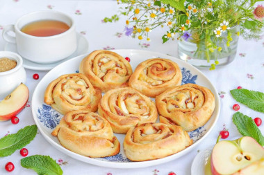 Булочки из слоеного теста с яблоками