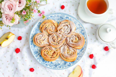 Булочки из слоеного теста с яблоками