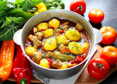 Свинина с картошкой в казане на плите