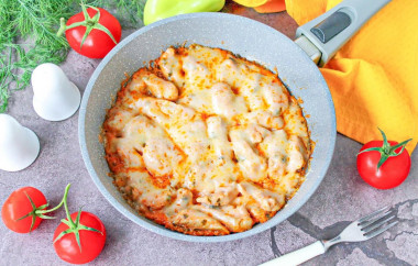 Курица со сметаной и сыром на сковороде