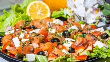 Греческий салат с форелью и сыром фетакса
