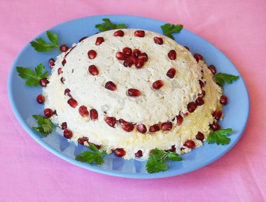 Салат с маринованным луком, гранатом и сметаной