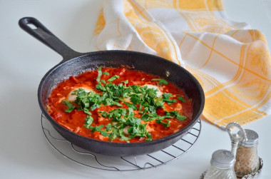 Шакшука классическая с помидорами и яйцами