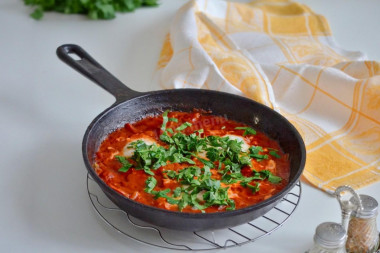 Шакшука классическая с помидорами и яйцами