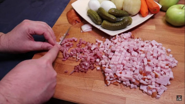 Рецепт - Оливье с копченым окороком и зеленым яблоком - Шаг 1 - 1.Приступим , друзья! Для начала порежем на кубики карбонад и два кусочка копченого окорока . Окорок можно порезать помельче .