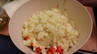 Рецепт - Оливье с копченым окороком и зеленым яблоком - Шаг 3 -  3.  Повторяем то же самое с отварной морковью, яйцом и отварной картошкой. Главное не переварить картофель, а то получится каша.