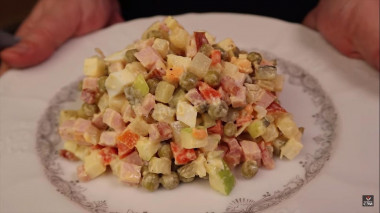 Рецепт - Оливье с копченым окороком и зеленым яблоком - Шаг 5 -  5. Готово ! Мы разнообразили рецепт оливье всего двумя ингредиентами ! Приятного аппетита ! С Вами Ваш, Старина Сэм. Источник  Старина Сэм