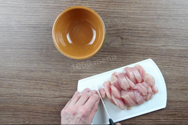 Рецепт - Салат Цезарь соусом с анчоусами - Шаг 1 - Нарежьте филе куриной грудки на кусочки.