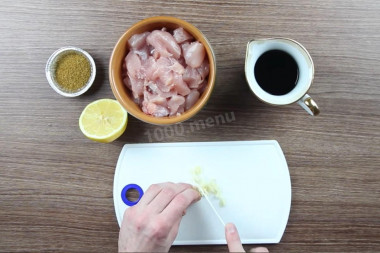 Рецепт - Салат Цезарь соусом с анчоусами - Шаг 2 -  Выложите филе в миску, нарежьте мелко зубчик чеснока.