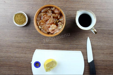 Рецепт - Салат Цезарь соусом с анчоусами - Шаг 4 -  Оставьте курицу мариноваться на 2 часа (можно на час, а можно и на ночь).