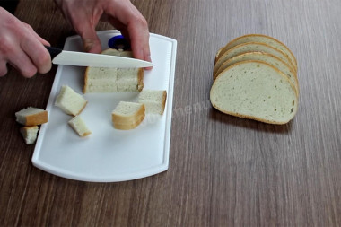 Рецепт - Салат Цезарь соусом с анчоусами - Шаг 5 -  Батон нарежьте небольшими кусочками.