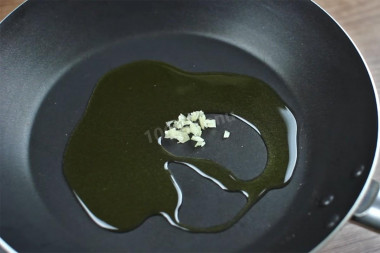 Рецепт - Салат Цезарь соусом с анчоусами - Шаг 6 -  В сковороде разогрейте оливковое масло и положите нарезанный чеснок (я не режу, раздавливаю, кладу, прогреваю и убираю, тогда точно не горько).