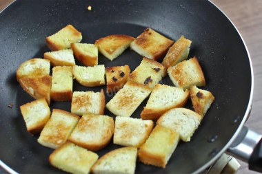 Рецепт - Салат Цезарь соусом с анчоусами - Шаг 8 -  Обжарить нужно с обеих сторон до золотистого цвета.