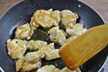 Рецепт - Салат Цезарь соусом с анчоусами - Шаг 9 -  Курицу обжарьте быстро и на сильном огне. Так она останется сочной. По минуте с каждой стороны достаточно, если огонь сильный.