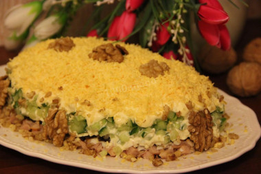 Салат с копчёной курицей, черносливом и грецкими орехами