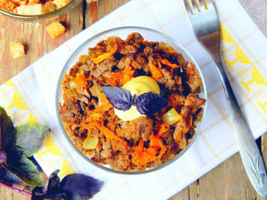 Салат с говяжьей печенью морковью и луком