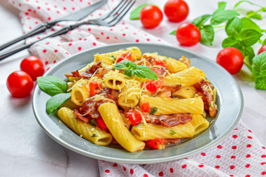 Макароны с беконом и сыром на сковороде
