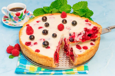 Песочный пирог с ягодами и сметанной заливкой