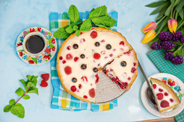 Песочный пирог с ягодами и сметанной заливкой