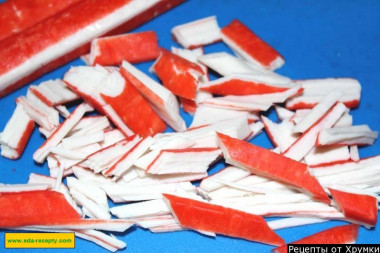 Рецепт - Салат с креветками помидорами огурцами и майонезом - Шаг 4 -  Крабовые палочки также нарезаем соломкой.