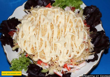 Рецепт - Салат с креветками помидорами огурцами и майонезом - Шаг 9 -  Заправляем салат майонезом, поливая его сверху. Майонез для этого салата подойдет жирный - примерно 50%.