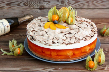 Сливочно-желейный торт с фруктами и меренгой