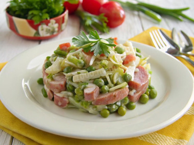Салат с охотничьими колбасками картофелем и огурцами