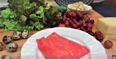 Рецепт - Легкий  простой салат из семги и винограда - Шаг 1 - 1. Первый и самый важный шаг - подготовка всех ингредиентов. Все вышеперечисленные продукты необходимо подготовить заранее. Из них мы сделаем заготовки, которые понадобятся для приготовления салата